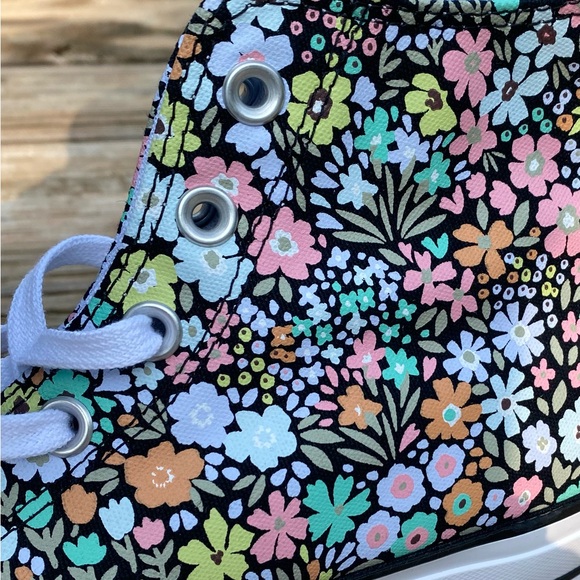NEW converse Chuck Taylor All Stars. Hi-top. Platform. Canvas. Tiny flowers Sz 9 - Picture 3 of 6